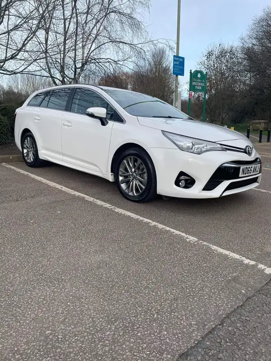 Toyota Avensis 2015 photo 2