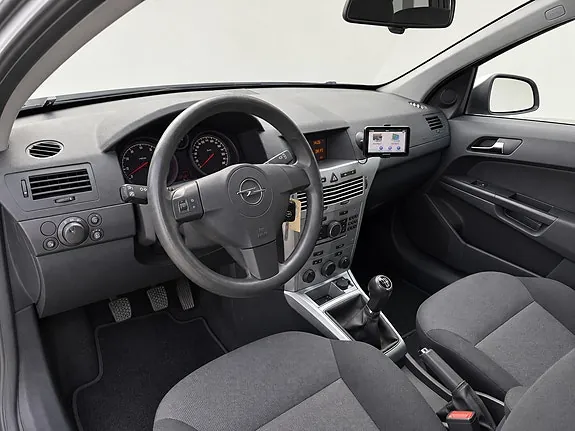 Opel Astra 2011 photo 4