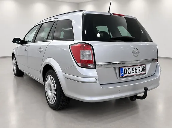 Opel Astra 2011 photo 2