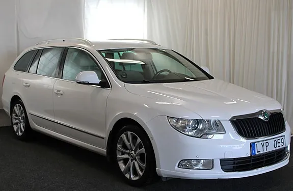 Skoda Superb 2012 photo 2