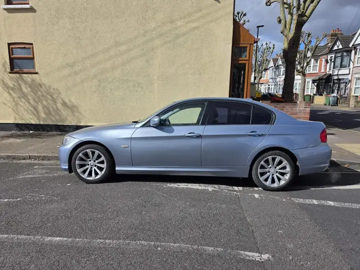 BMW 3 Series 2010 photo 3