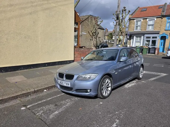 BMW 3 Series 2010 photo 2