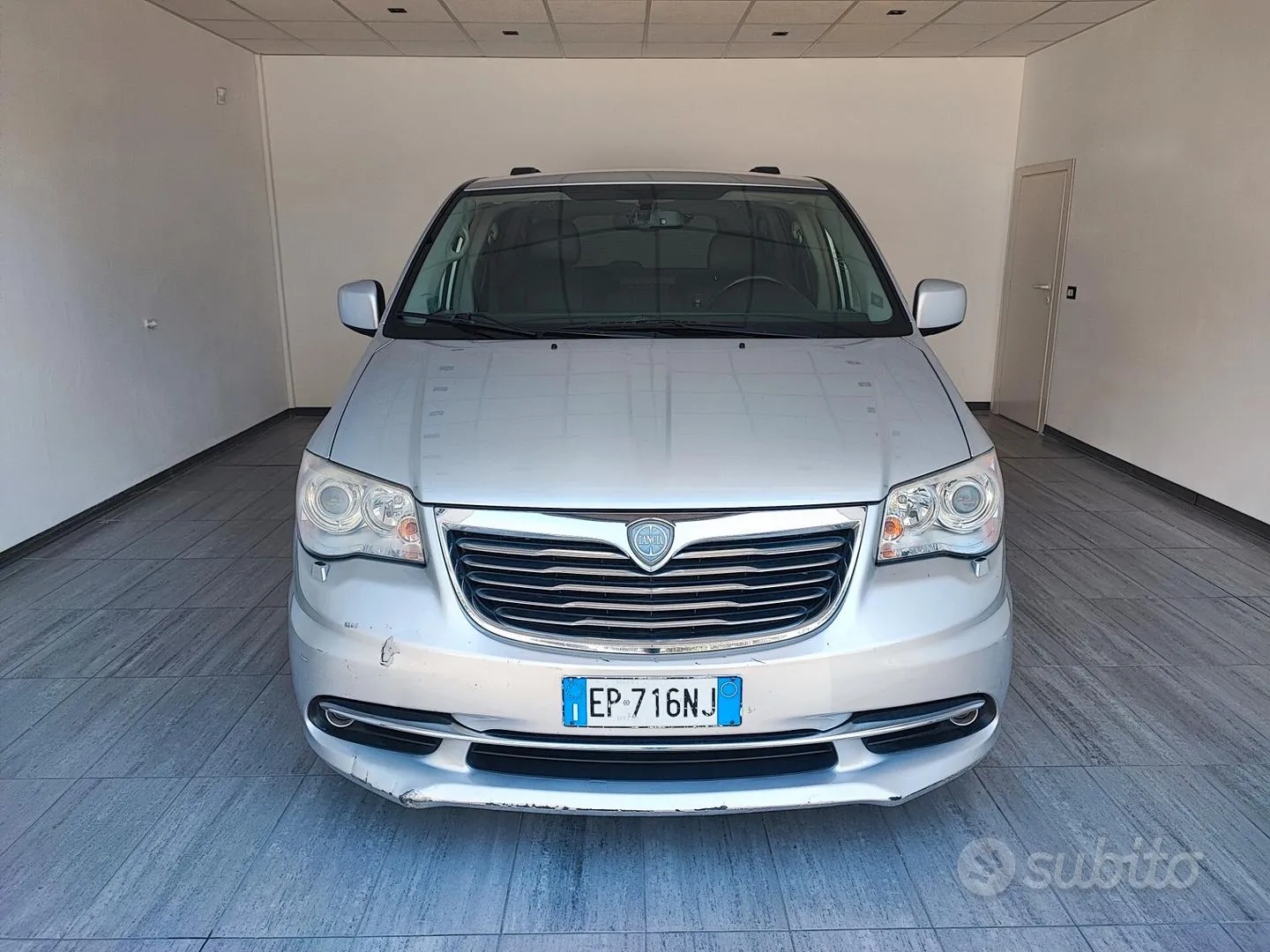 Lancia Voyager 2012 photo 2