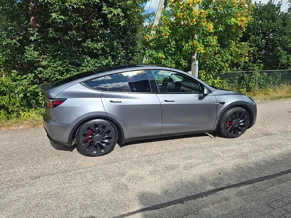 Tesla Model Y 2023 photo 2