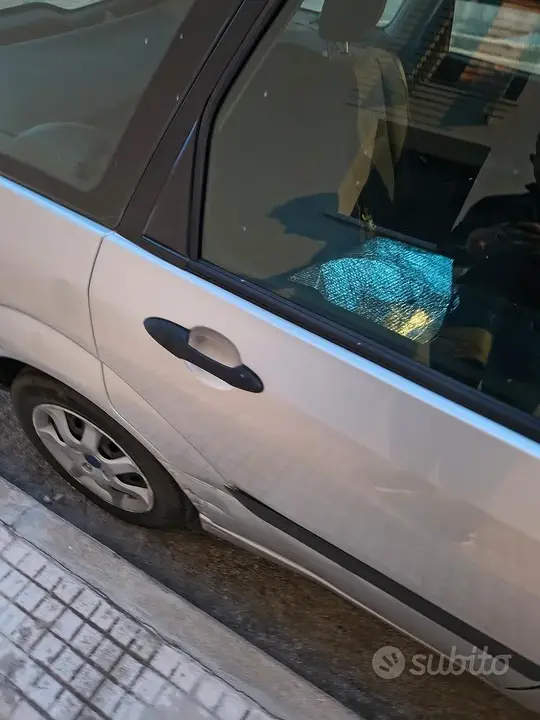 Ford Focus 2000 photo 3