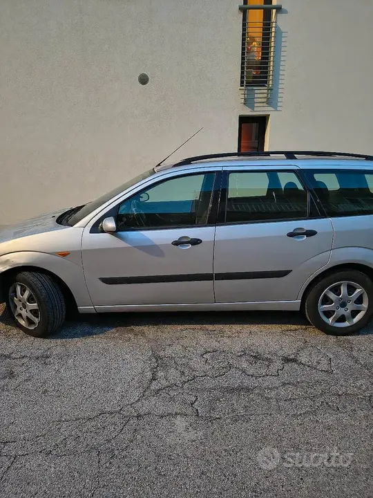 Ford Focus 2000 photo 2
