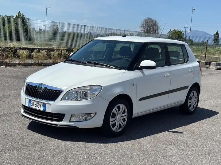 Skoda Fabia 2011 photo 3