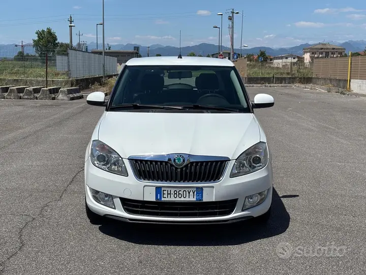 Skoda Fabia 2011 photo 2