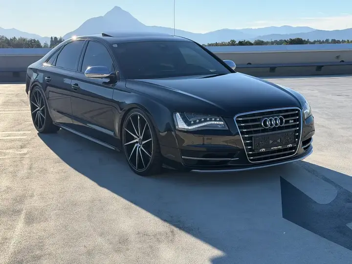 Audi A8 2013 photo 3