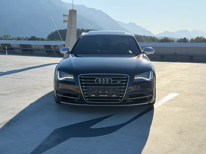Audi A8 2013 photo 2