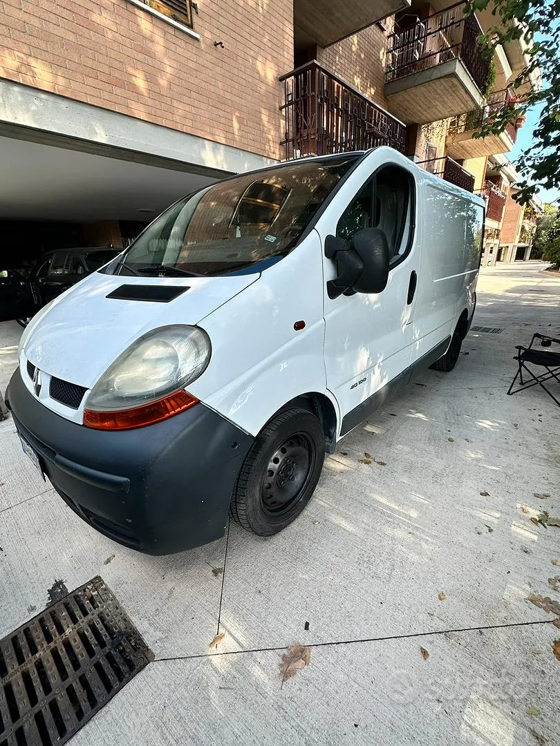 Renault Trafic 2004 photo 2