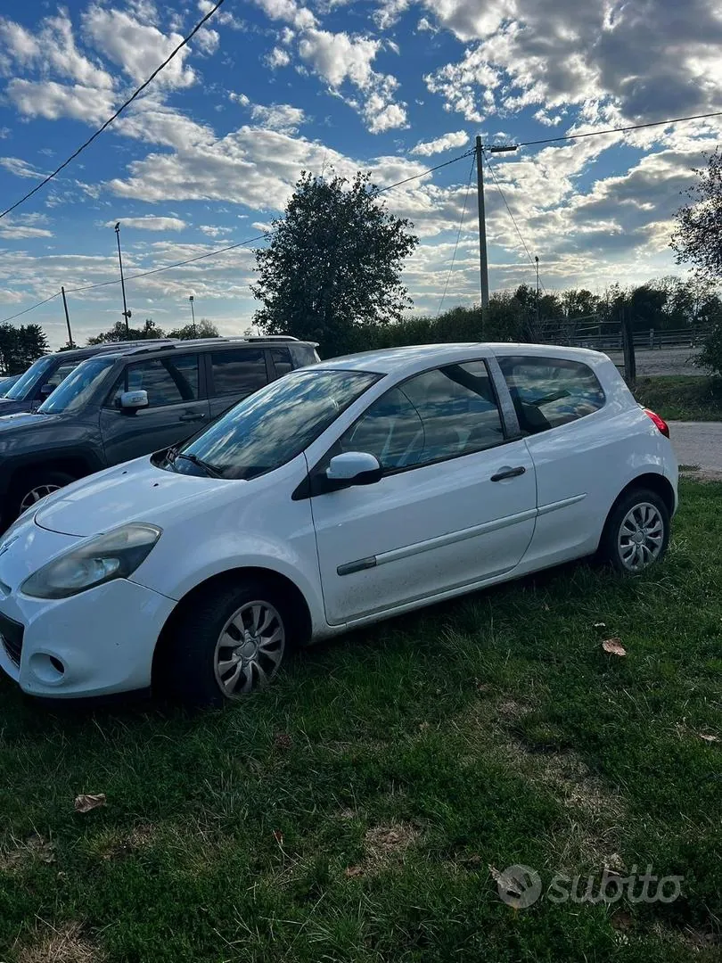 Renault Clio 2010 photo 2