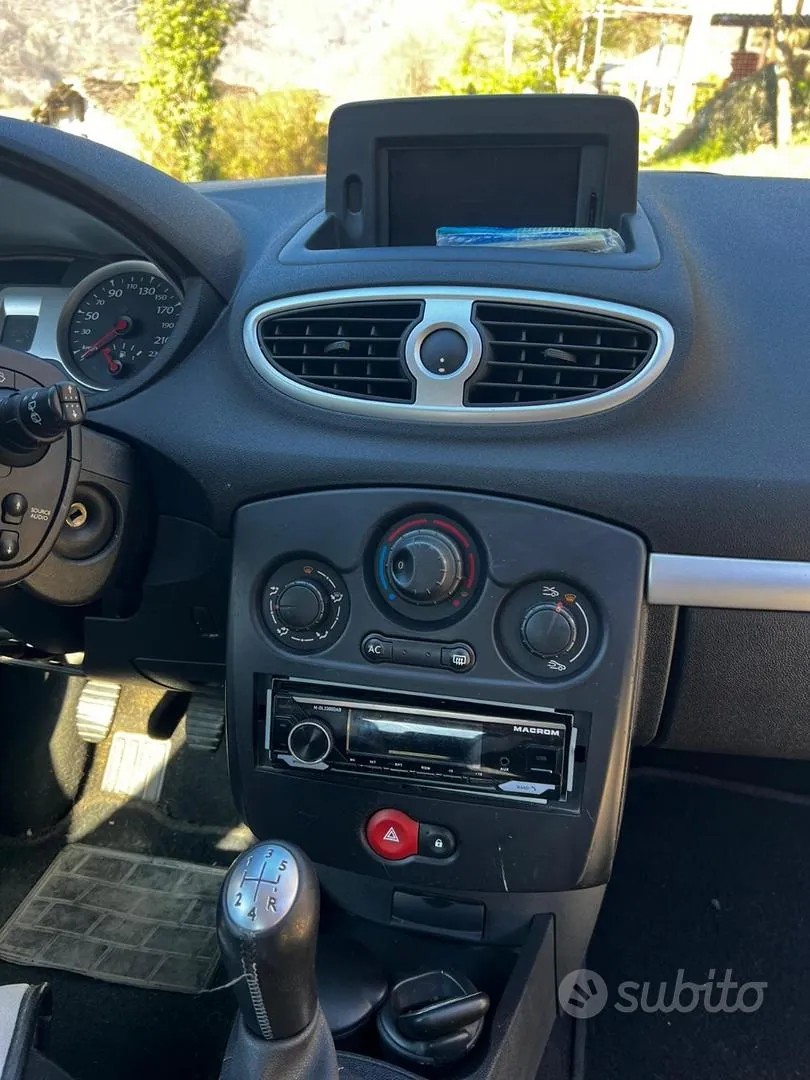 Renault Clio 2010 photo 5