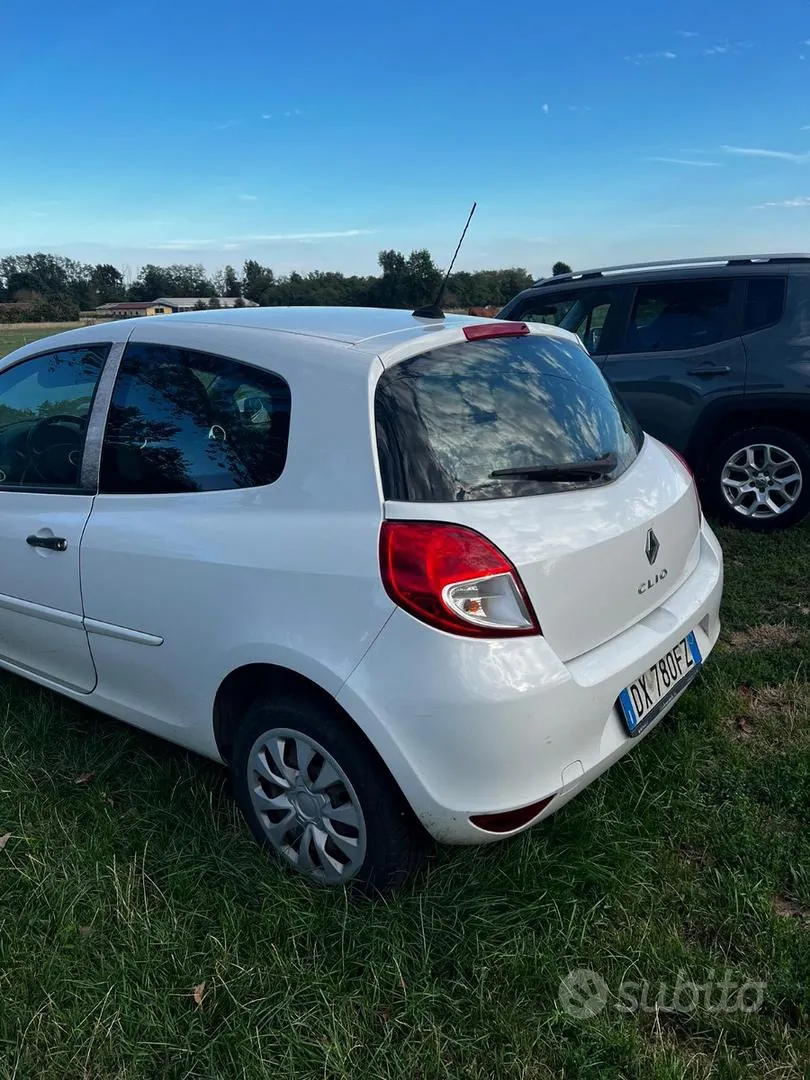 Renault Clio 2010 photo 3