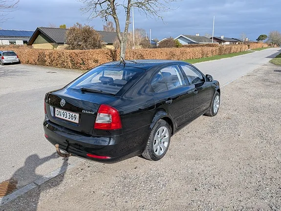 Skoda Octavia 2011 photo 2