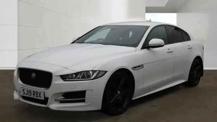 Jaguar Xe 2019 photo 4