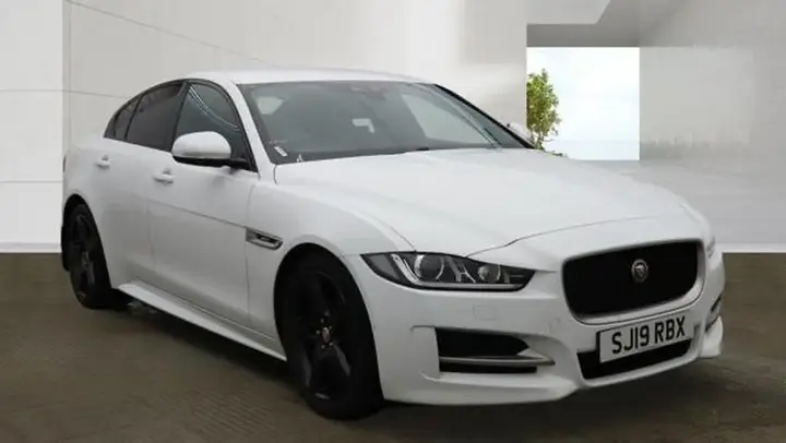 Jaguar Xe 2019 photo 3