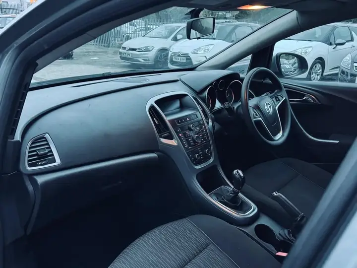 Vauxhall Astra 2012 photo 3