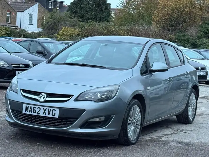 Vauxhall Astra 2012 photo 5