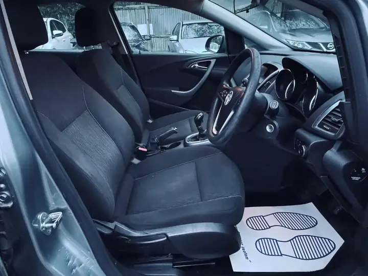 Vauxhall Astra 2012 photo 2