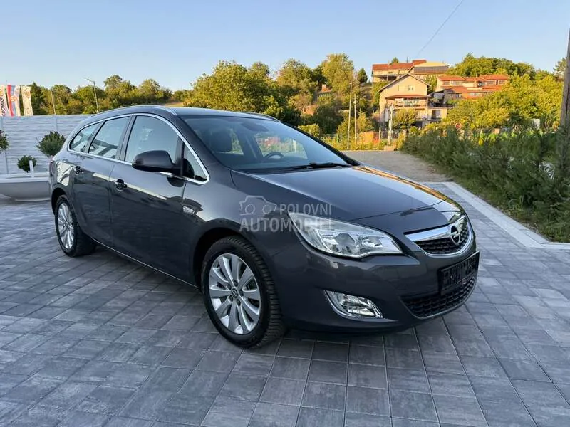 Opel Astra J 2011 photo 4