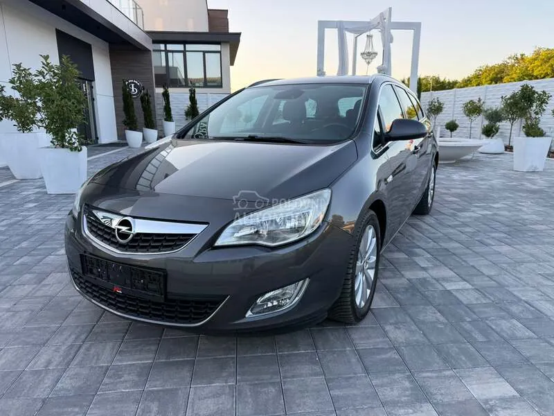 Opel Astra J 2011 photo 2