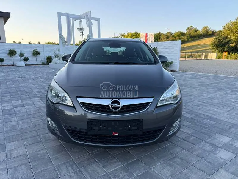 Opel Astra J 2011 photo 3