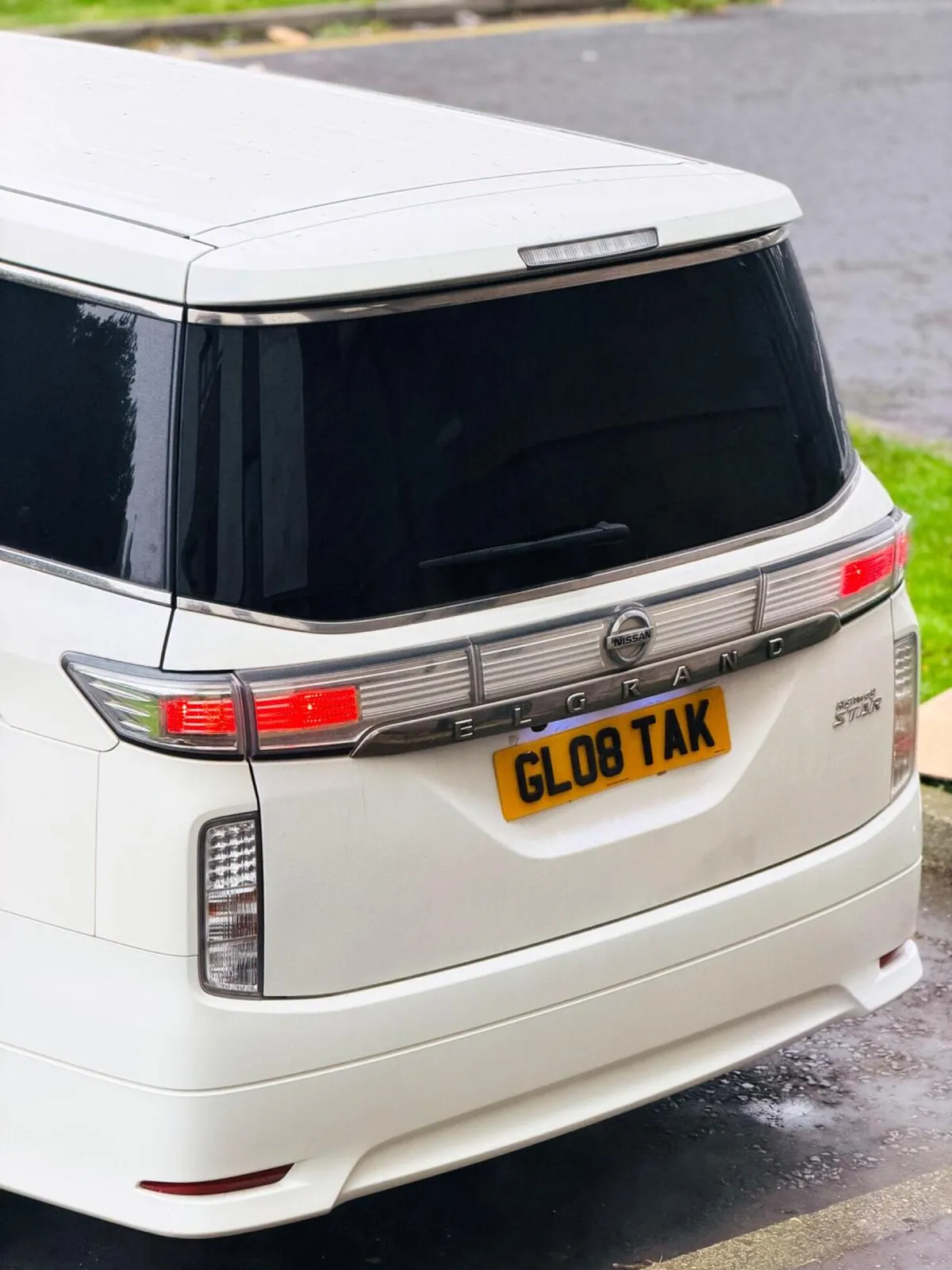 Nissan Elgrand 2014 photo 2