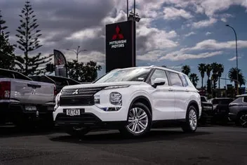 Mitsubishi Outlander 2023 photo 2