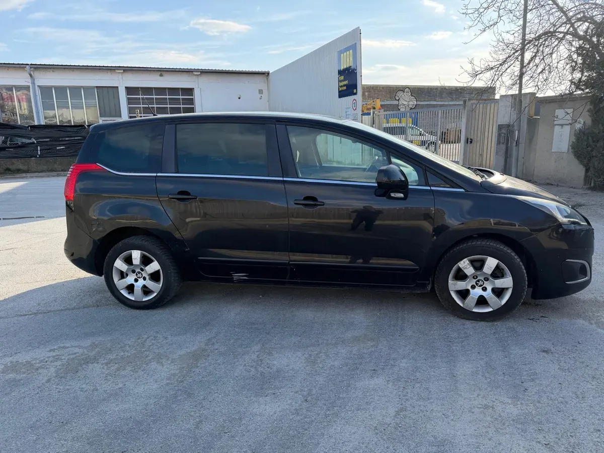 Peugeot 5008 2012 photo 2