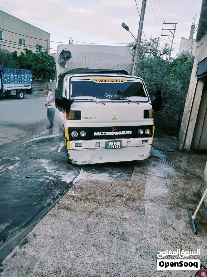 Mitsubishi Canter 1981 photo 2