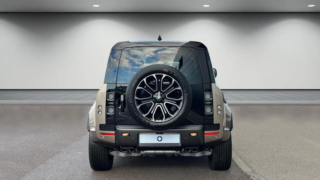 Land Rover Defender 110 photo 4