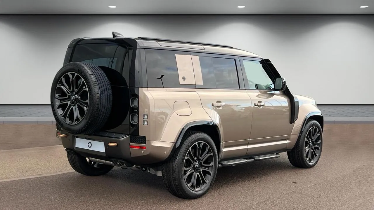 Land Rover Defender 110 photo 3