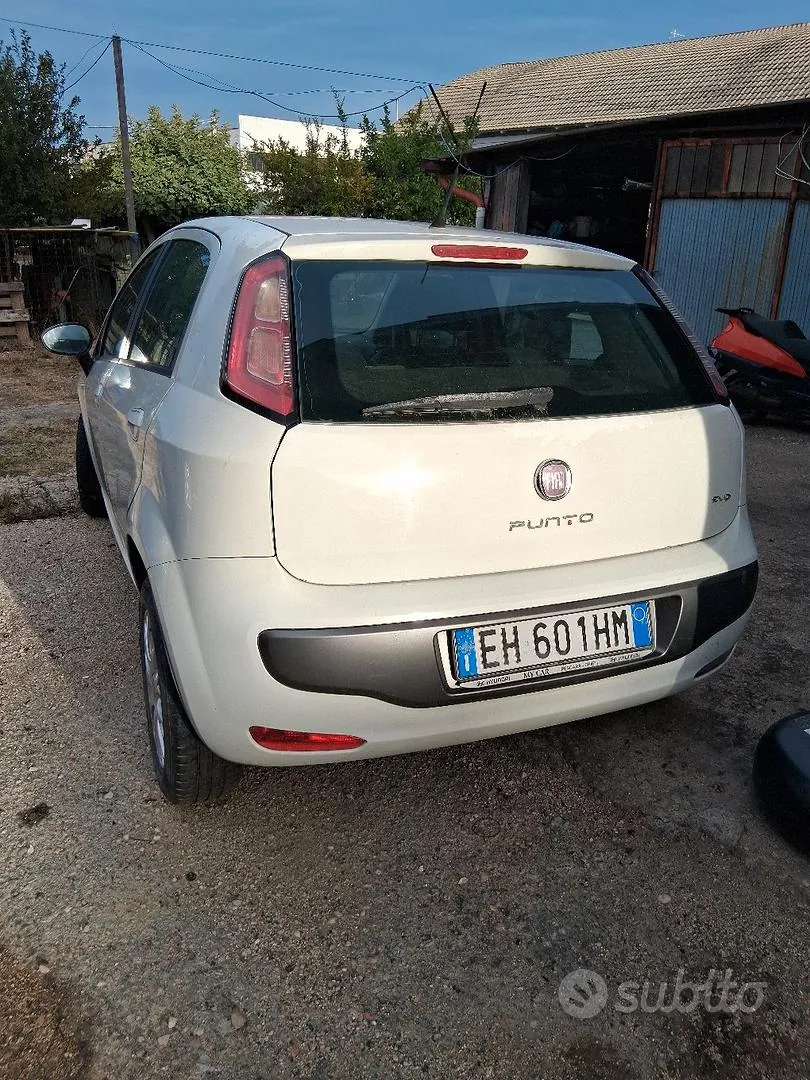 Fiat Punto 2011 photo 2
