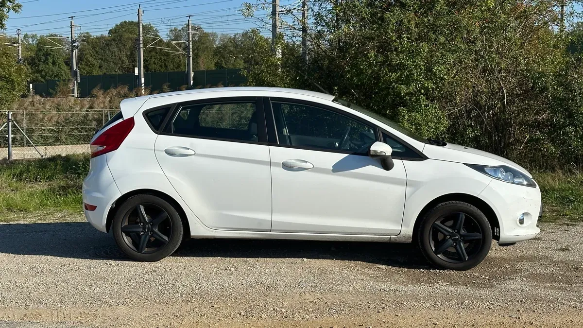 Ford Fiesta 2012 photo 2