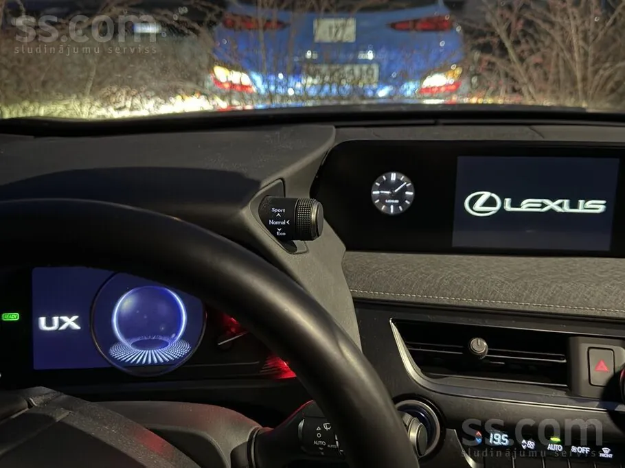 Lexus Ux 300E 2022 photo 3