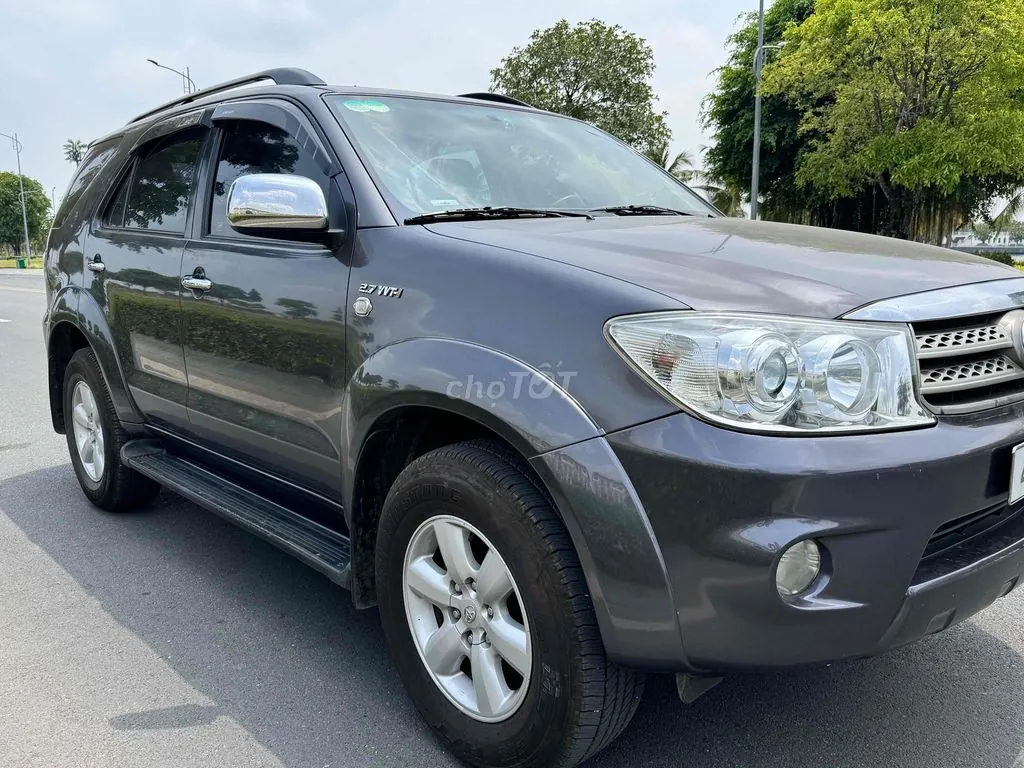Toyota Fortuner 2011 photo 2