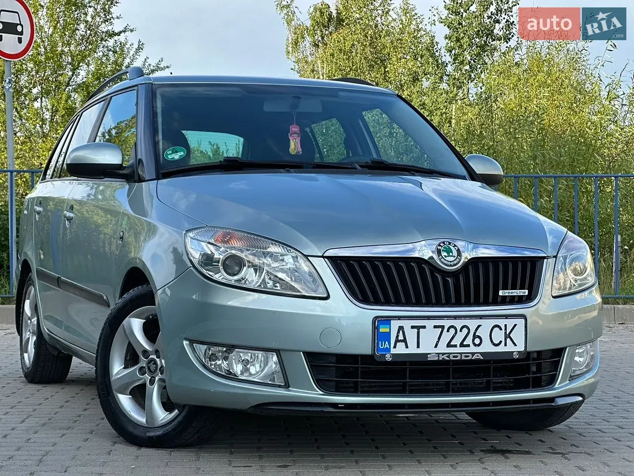 Skoda Fabia 2011 photo 2