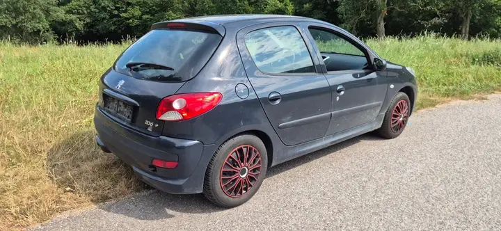 Peugeot 206 2011 photo 2
