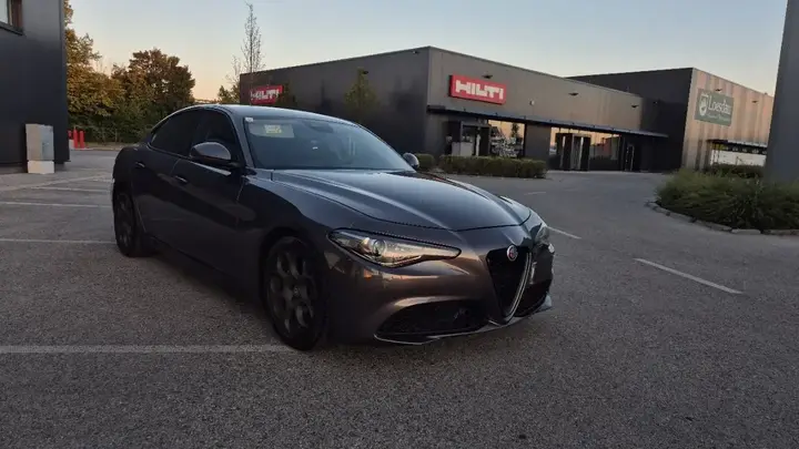 Alfa Romeo Giulia 2017 photo 2