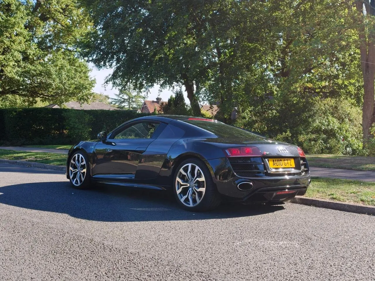 Audi R8 2010 photo 3