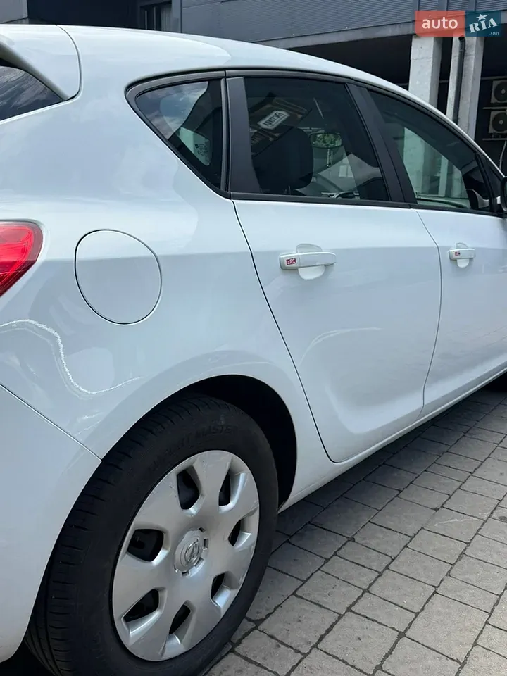 Opel Astra 2011 photo 3