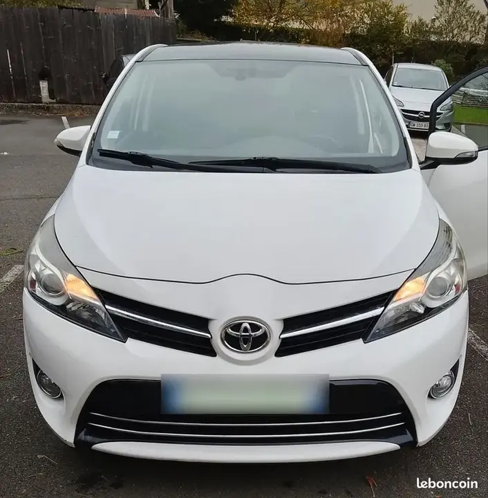 Toyota Verso 2015 photo 2