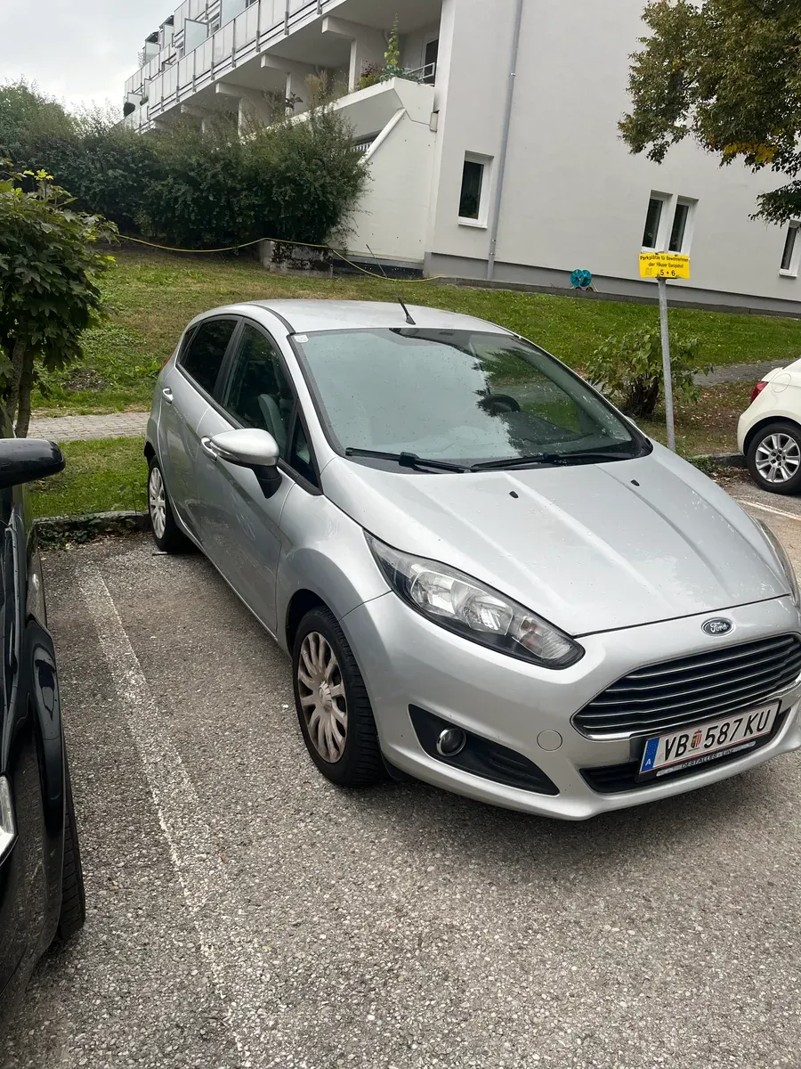 Ford Fiesta 2012 photo 2