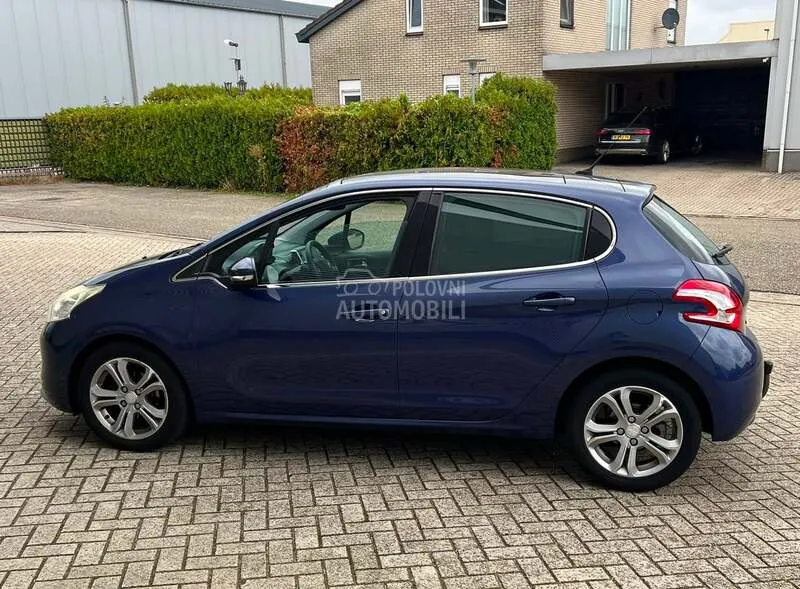 Peugeot 208 2012 photo 3