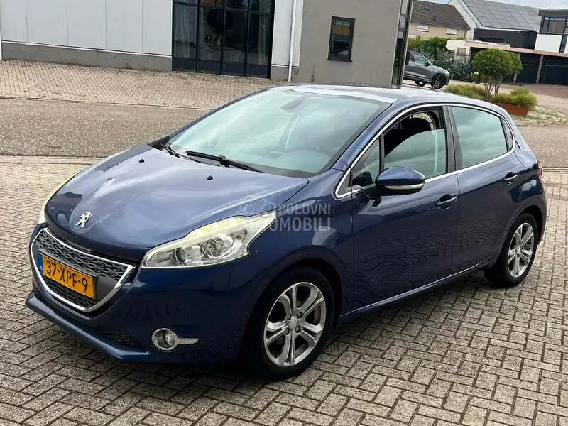 Peugeot 208 2012 photo 2
