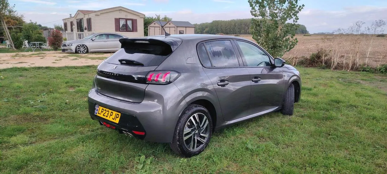 Peugeot 208 2023 photo 2