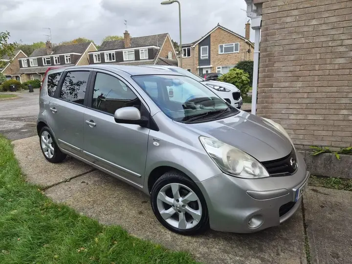Nissan Note 2010 photo 2