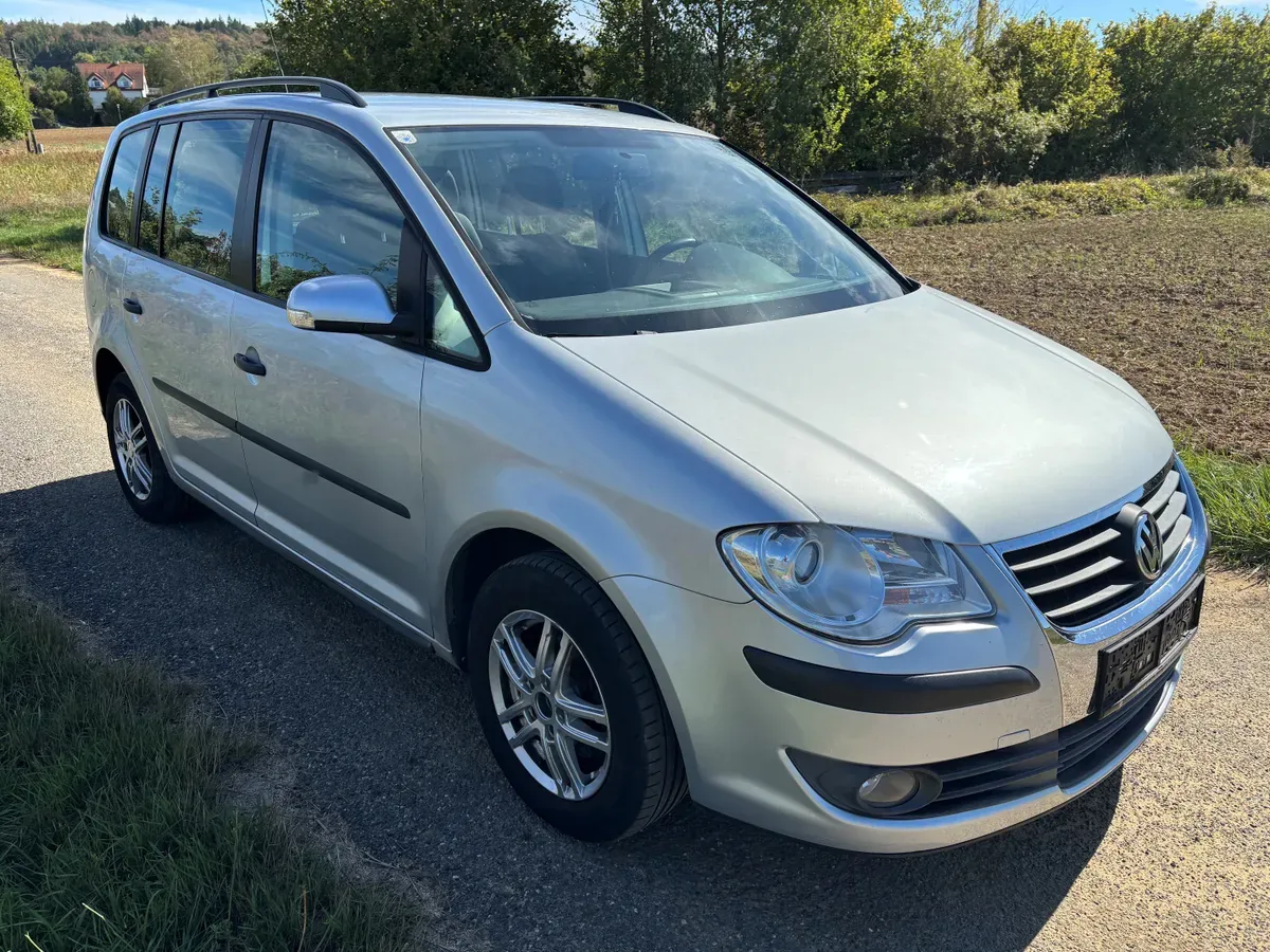 Volkswagen Touran 2009 photo 2