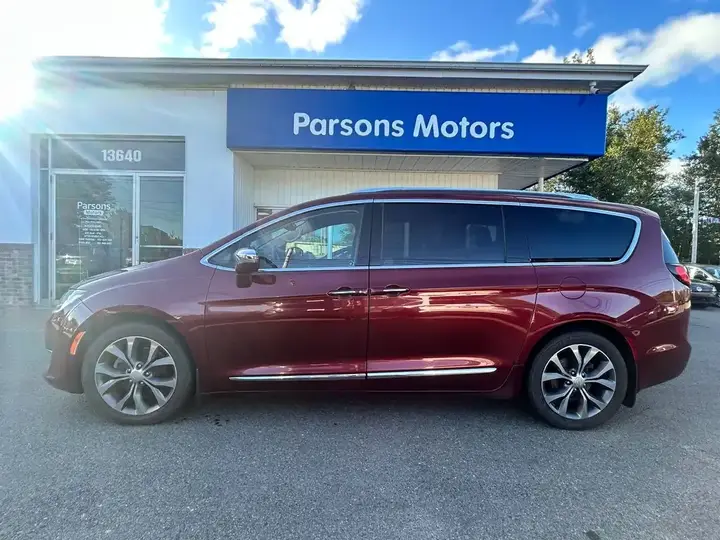 Chrysler Pacifica 2017 photo 2